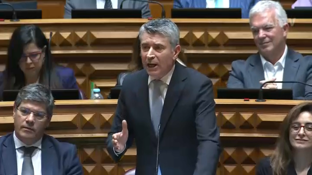 PS acusa Governo de traçar “quadro cor-de-rosa da vida dos portugueses” 