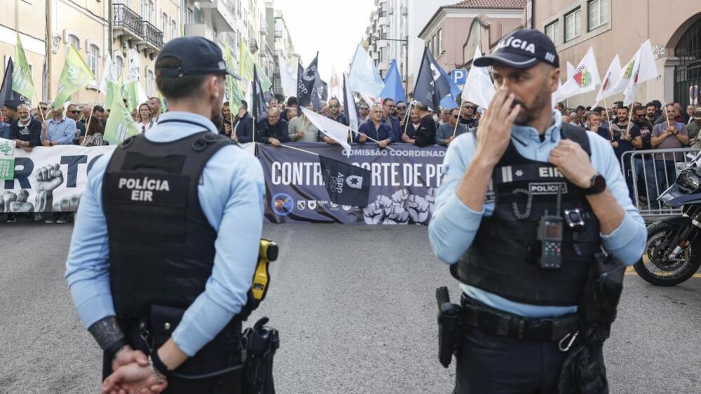 Cerca de mil elementos das forças de segurança protestam contra cortes nas reformas