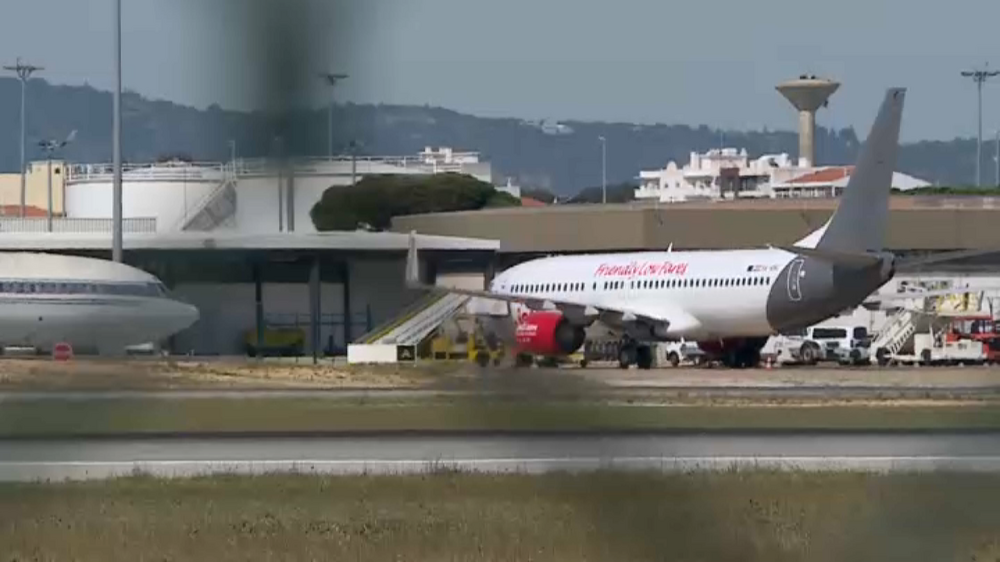 Avião da companhia aérea Jet 2 aterra de emergência em Faro depois de ser detetado fumo no cockpit 