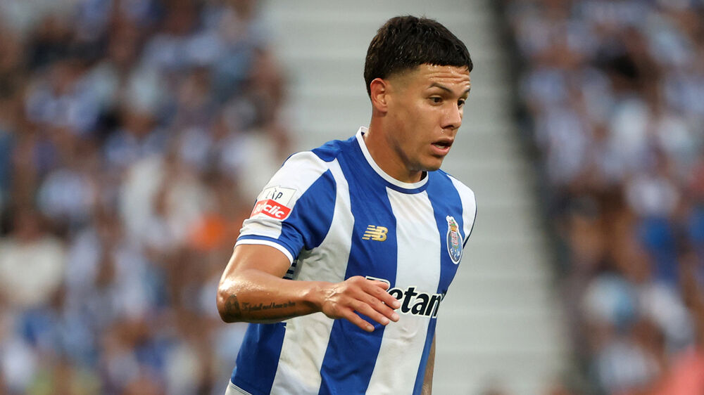 Nehuén Pérez integrado em treino no arranque da preparação do FC Porto-Sporting