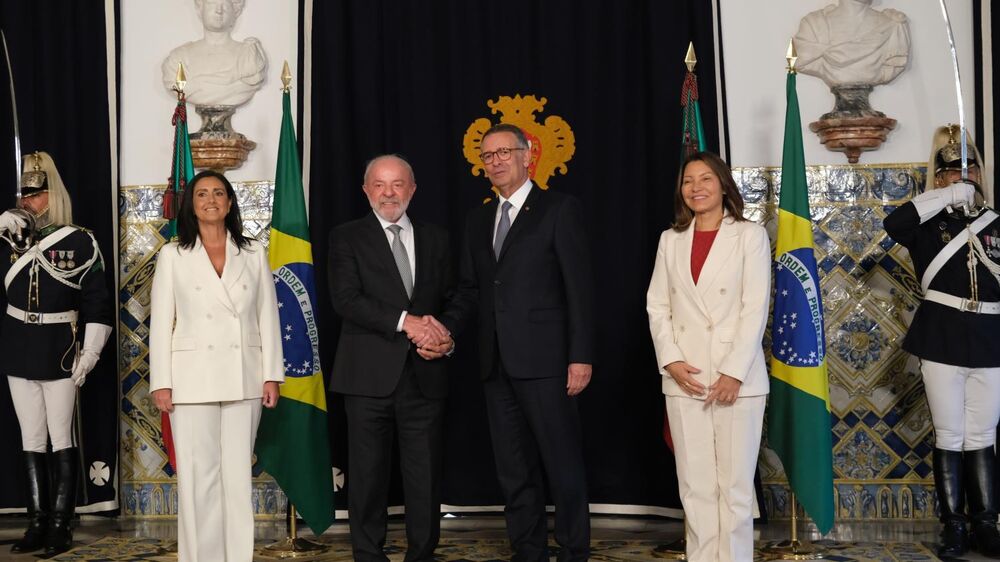 Seguro e Lula à mesa com bacalhau como prato principal