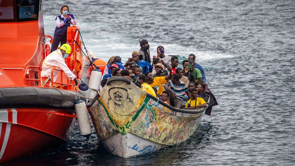 Autoridades espanholas resgatam 136 pessoas ao largo das Canárias