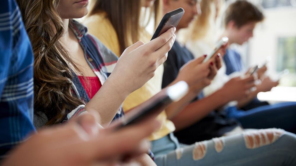 Decisão sobre proibição de 'smartphones' em mais escolas será anunciada nas férias
