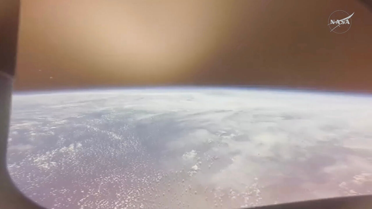 Terra é vista da cápsula Orion da missão Artemis II