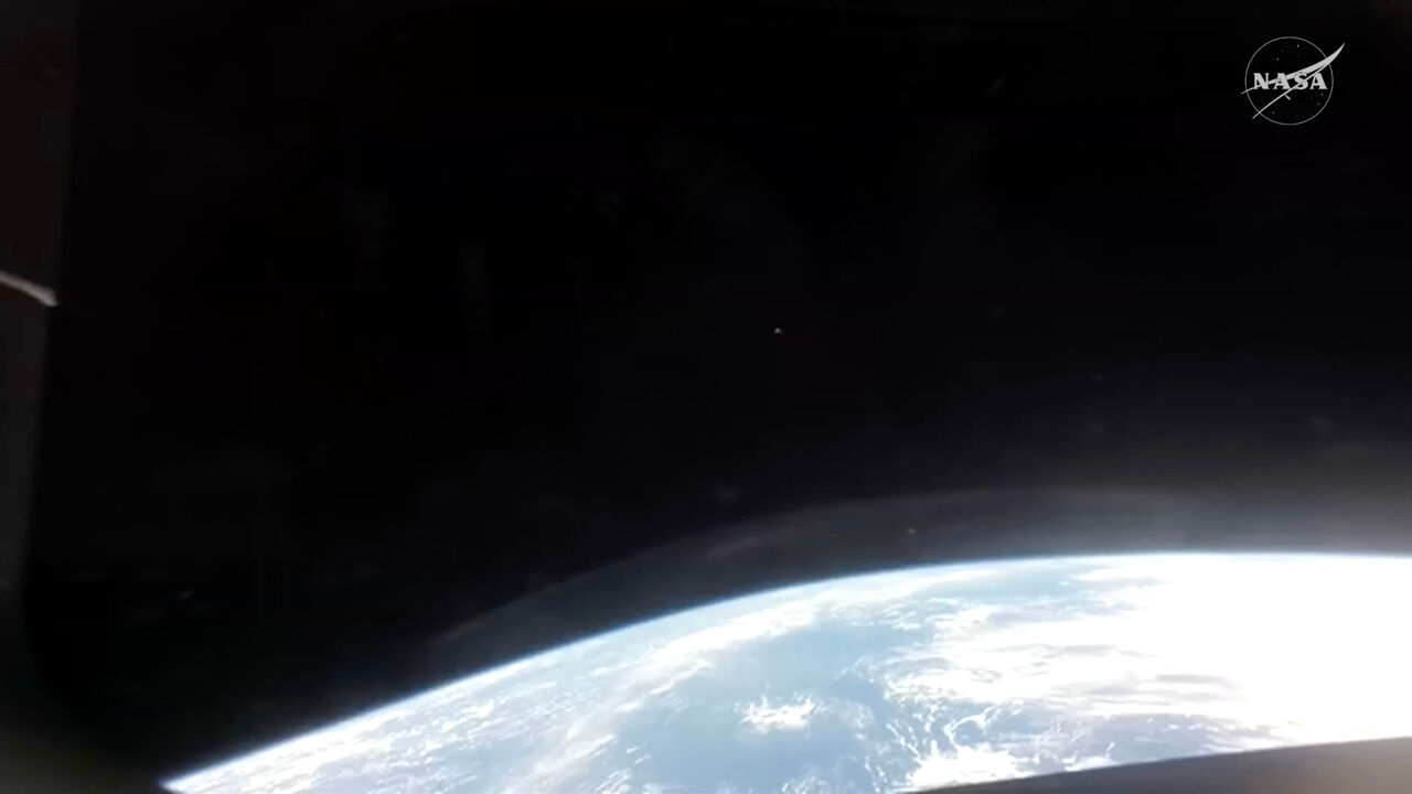 Terra é vista da cápsula Orion da missão Artemis II