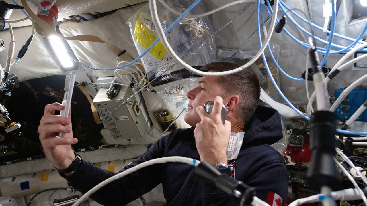 Jeremy Hansen faz a barba no interior da nave espacial 