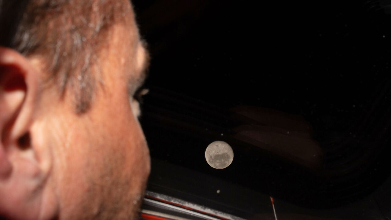 Reid Wiseman olha pela janela da cabine principal da nave espacial