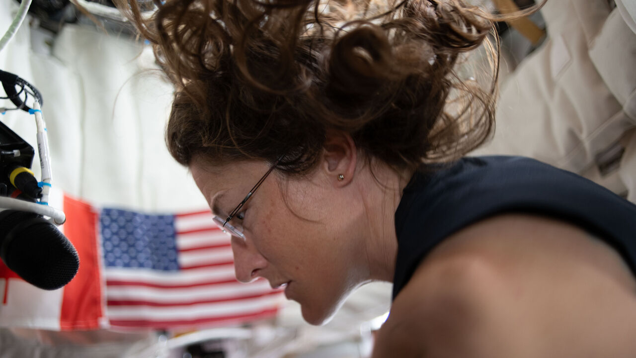 Christina Koch dentro da nava espacial 