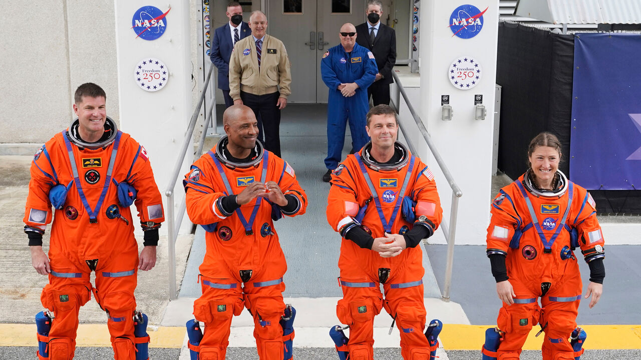 Astronautas a caminho da plataforma de lançamento do foguetão Artemis II