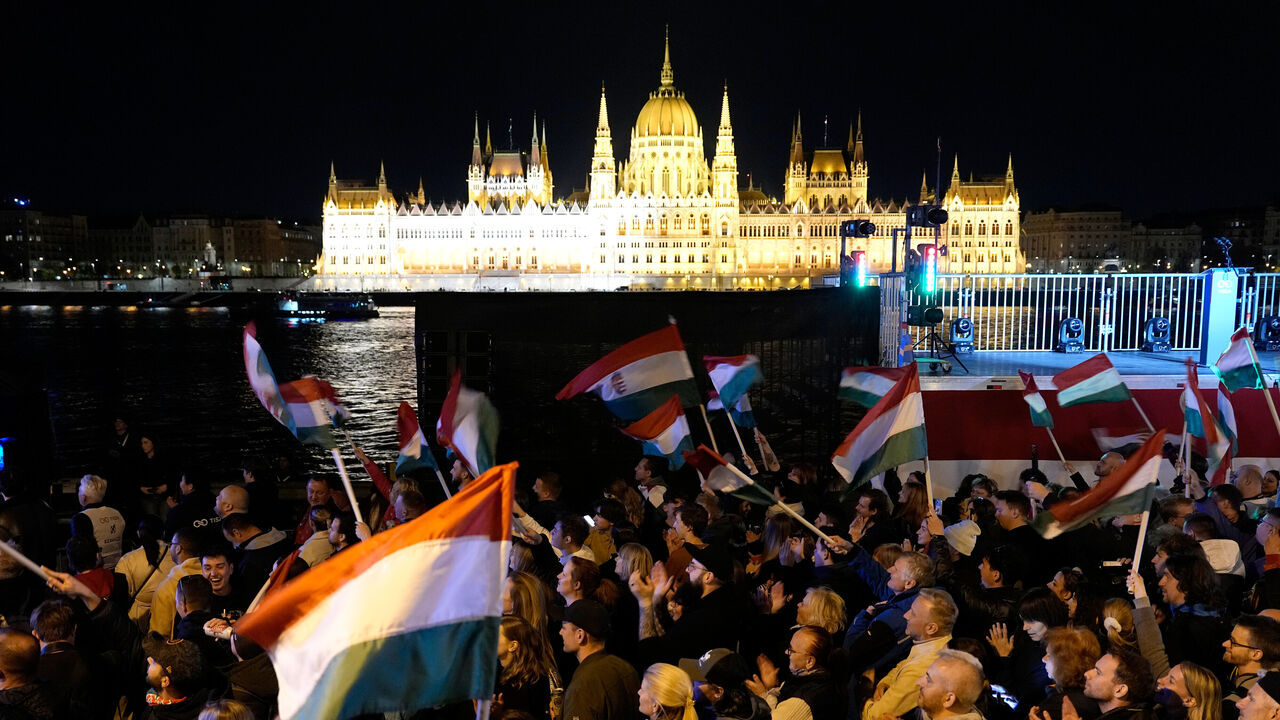 Húngaros celebram vitória de Péter Magyar nas eleições legislativas