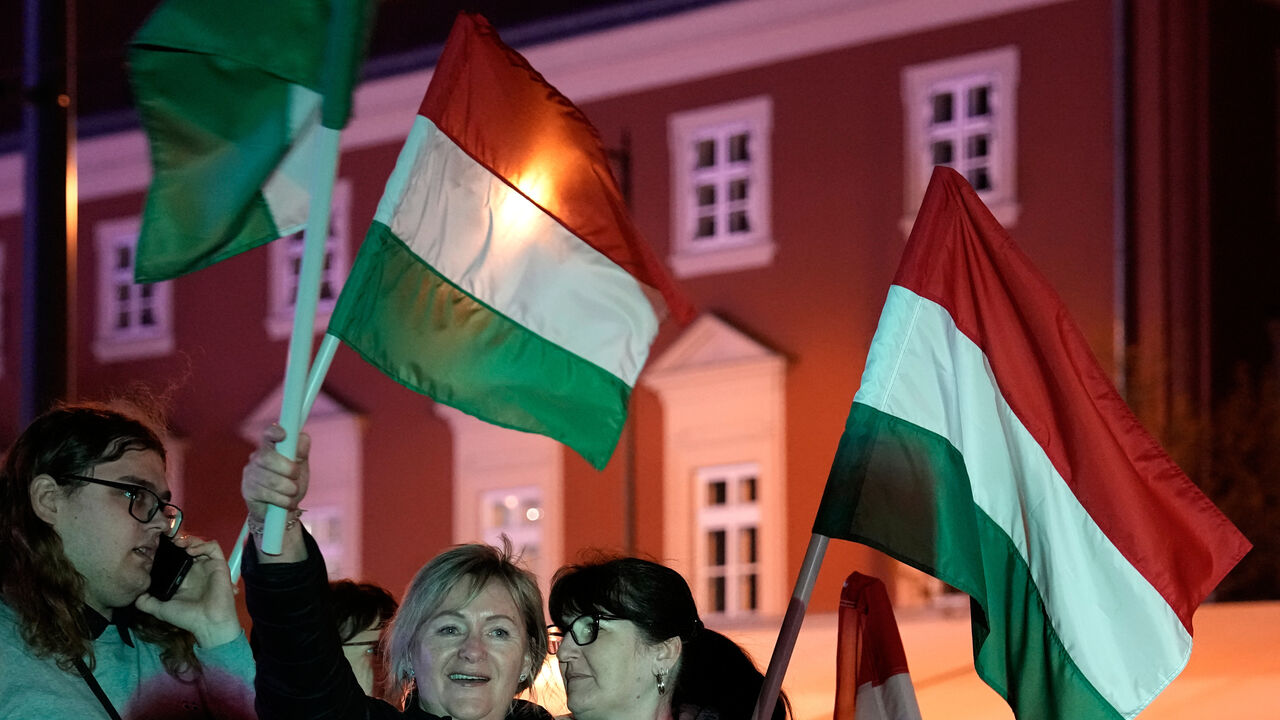Húngaros celebram vitória de Péter Magyar nas eleições legislativas