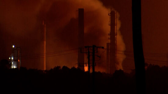 Incêndio deflagra em refinaria de petróleo na Austrália 