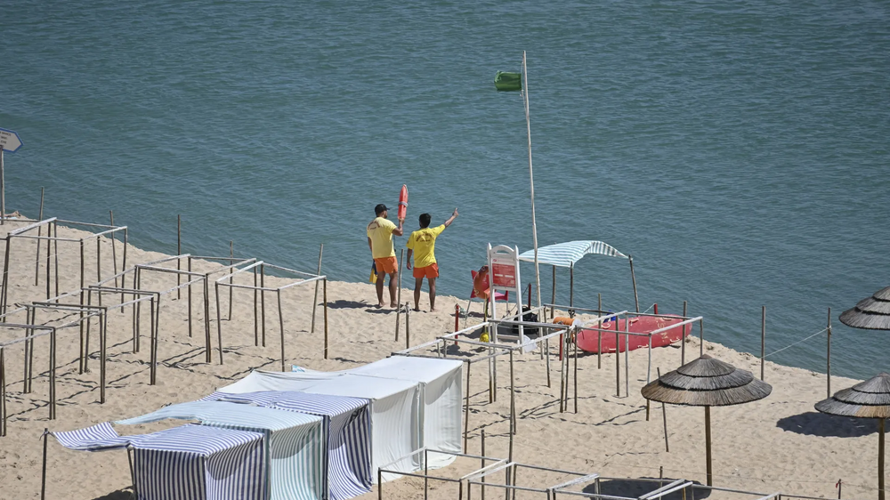 Nadadores-salvadores em alerta na praia 