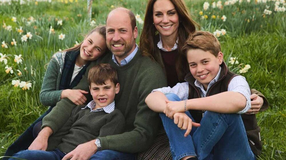 Há um novo patudo na família real britânica. William e Kate apresentam o adorável Otto