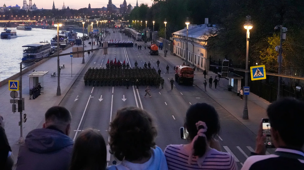 Militares russos participam no desfile militar do Dia da Vitória em Moscovo 