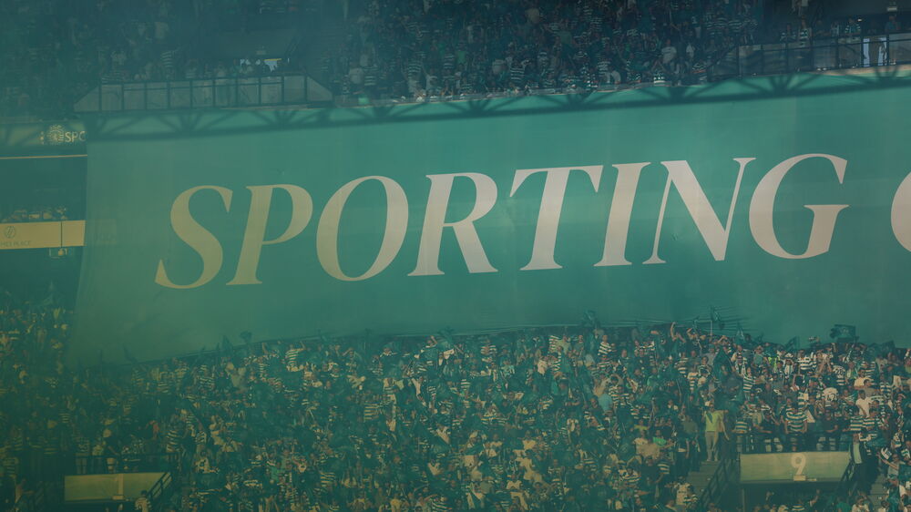 LN2_1565.Claques de Benfica e Sporting fizeram a festa no dérbi com coro de tochas em Alvalade