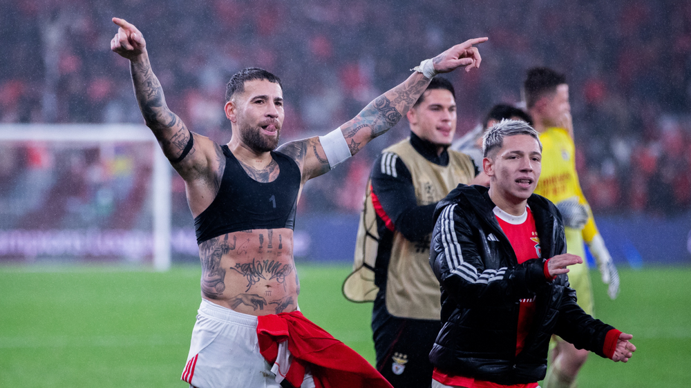Otamendi e Prestianni em festa após o jogo