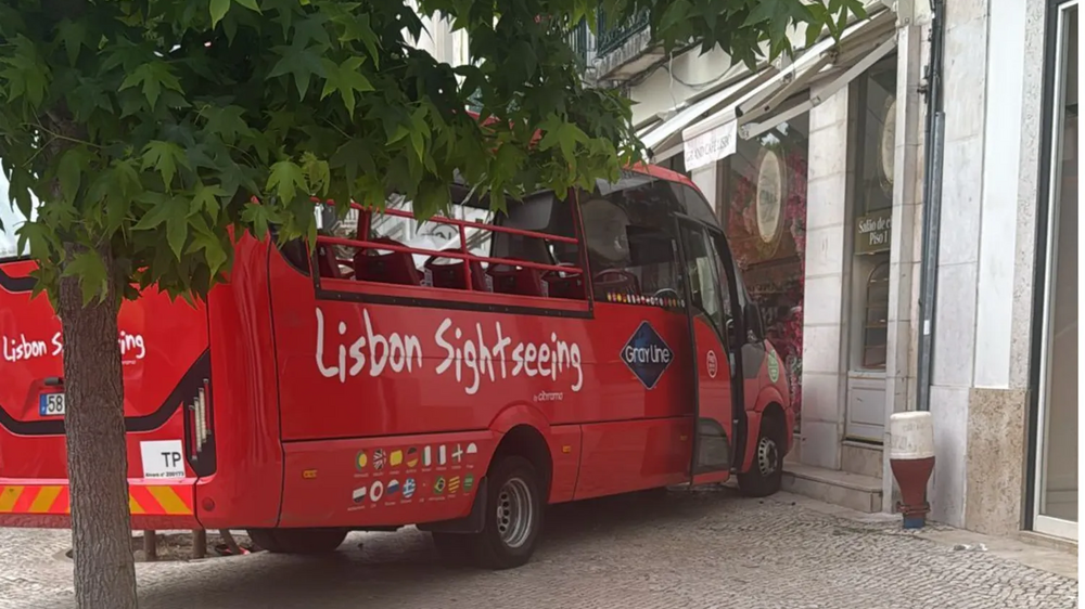 Vários feridos em despiste de autocarro de turismo seguido de colisão contra loja em Lisboa