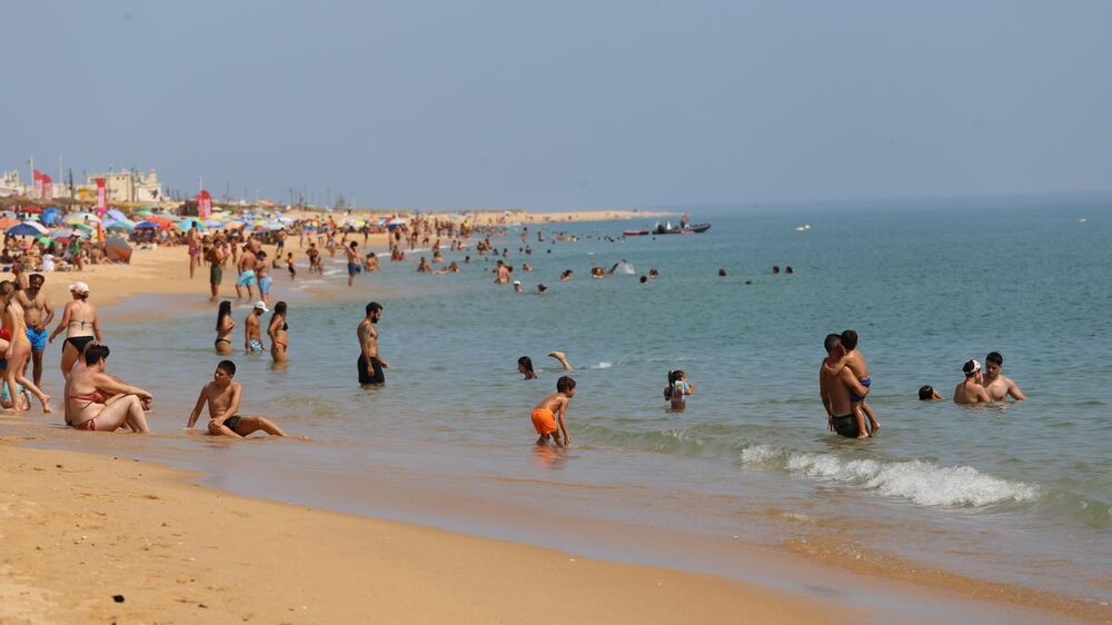 Ondas de calor em Portugal levam pessoas para a praia em Lisboa, Setúbal e Faro