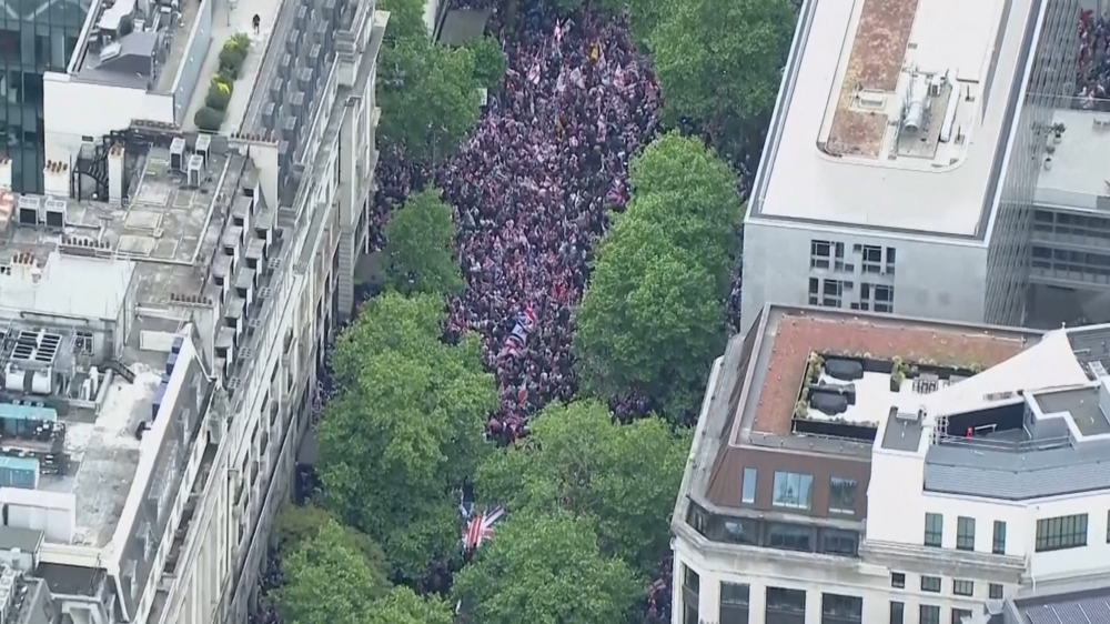 Milhares de pessoas manifestam-se em Londres em marchas de extrema-direita e pró-Palestina separadas pela polícia