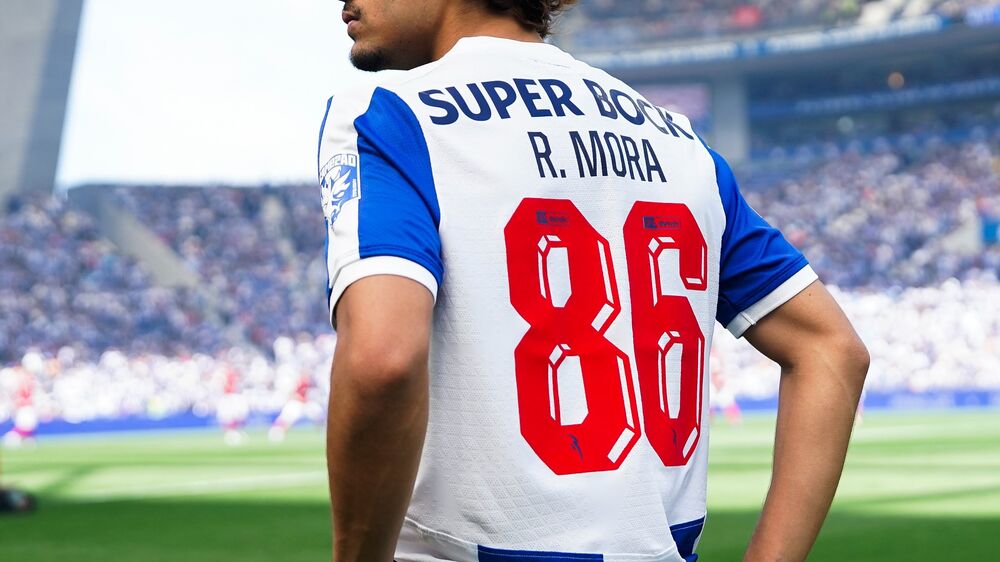 FC Porto faz outro 'Luuk de Jong' e estreia camisola da próxima época inspirada na conquista de Viena