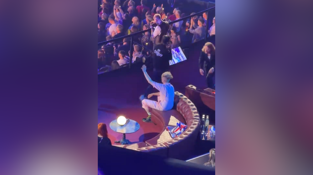 Momento em que representante britânico na Eurovisão é “adotado” por delegação da Dinamarca