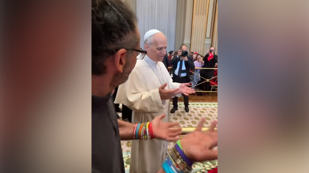 Papa Leão XIV faz gesto viral “6-7” e diverte jovens católicos no Vaticano