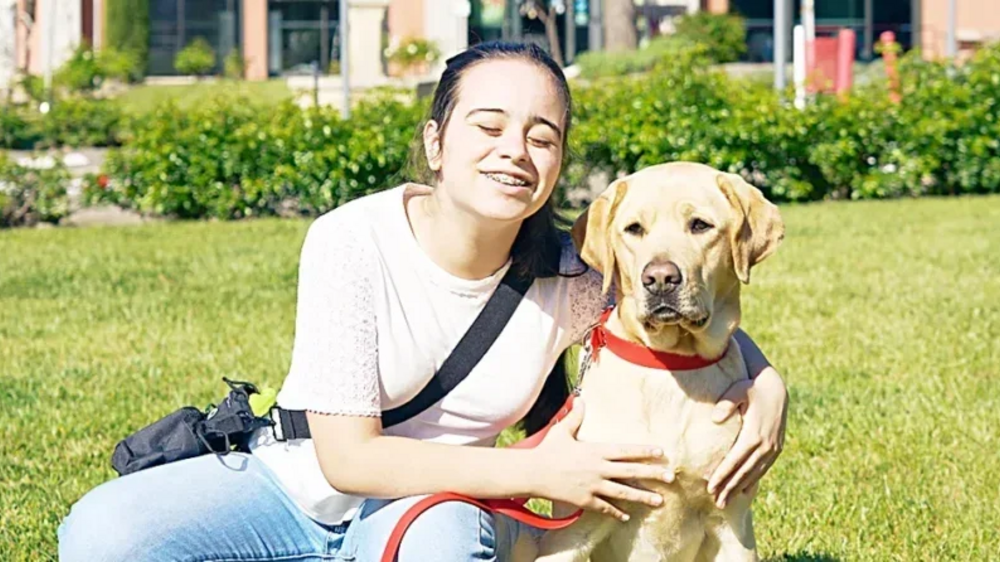 Aos 14 anos, Gabriela recebe o primeiro cão-guia atribuído a uma jovem menor no país