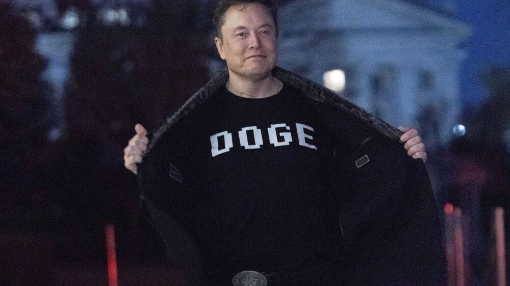 Elon Musk surge com uma camisola 'DOGE' após recorrer contra a OpenAI