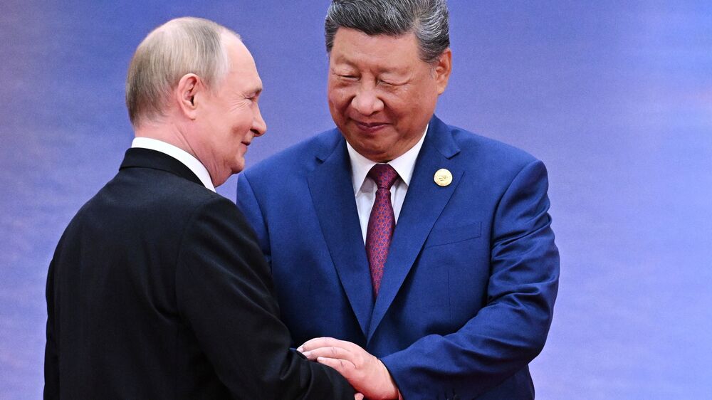 Vladimir Putin chega a Pequim para se reunir com Xi Jinping