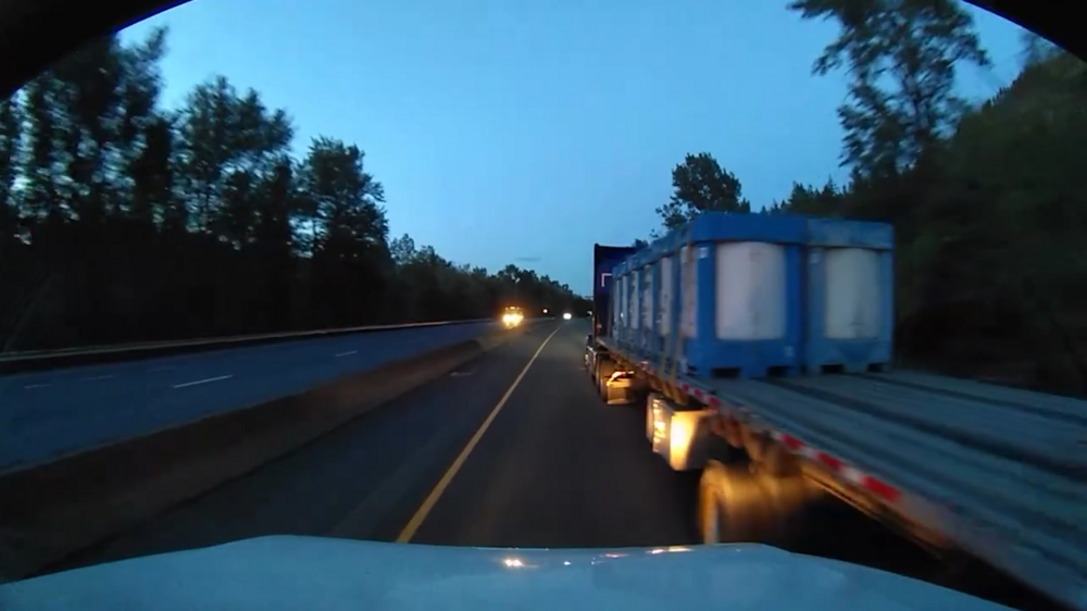 Imagens mostram camião-cisterna a capotar após colisão com veículo pesado em autoestrada nos EUA