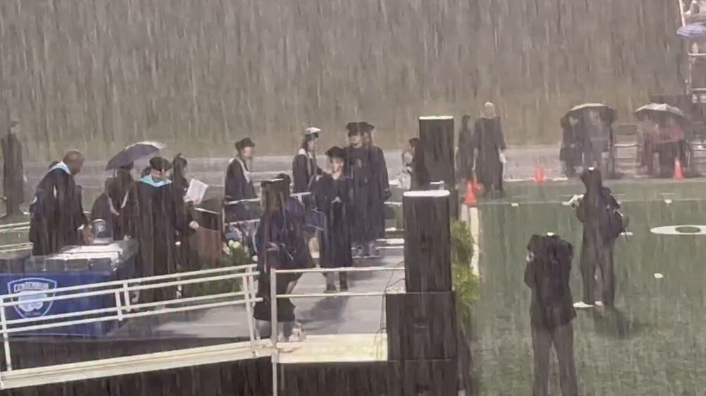 Imagens mostram alunos encharcados devido a chuva intensa durante cerimónia de finalistas nos EUA