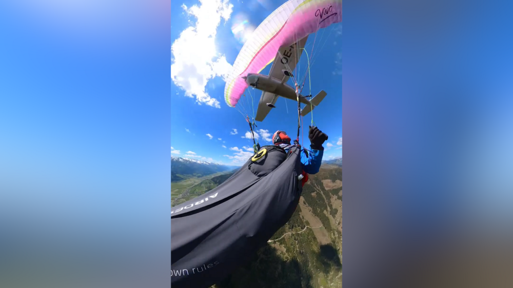 O momento em que avioneta colide com parapente em pleno voo na Áustria