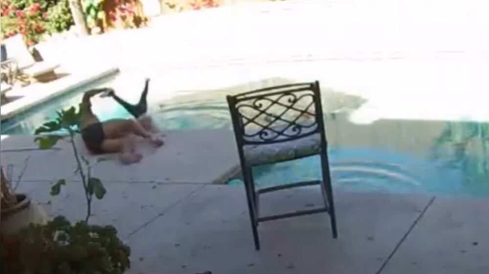 Momento de terror na piscina: pai salva filha segundos após cair à água