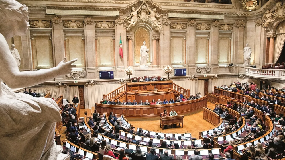 Debate parlamentar sobre a nova lei laboral em Portugal.
