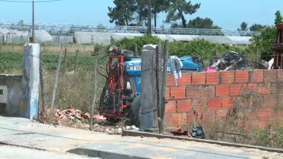 Condutor de trator sofreu ferimentos graves ao ser atingido por uma estrutura de betão