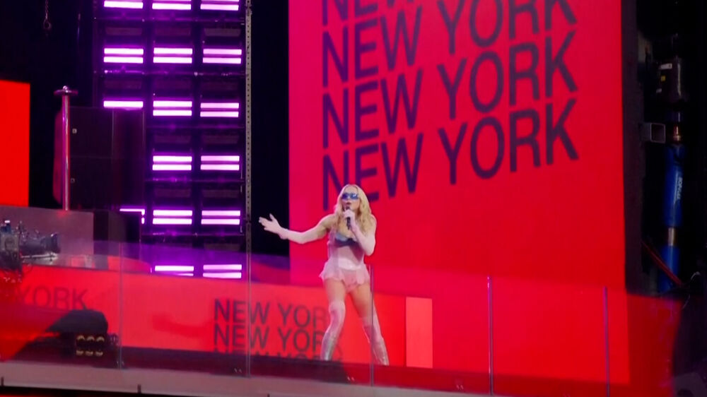 Madonna surpreende Nova Iorque com concerto para apresentar o novo álbum em Times Square