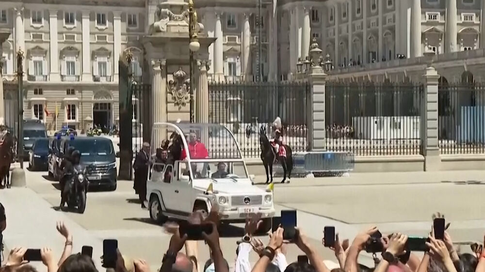 Papa Leão XIV percorre ruas de Madrid no papamóvel