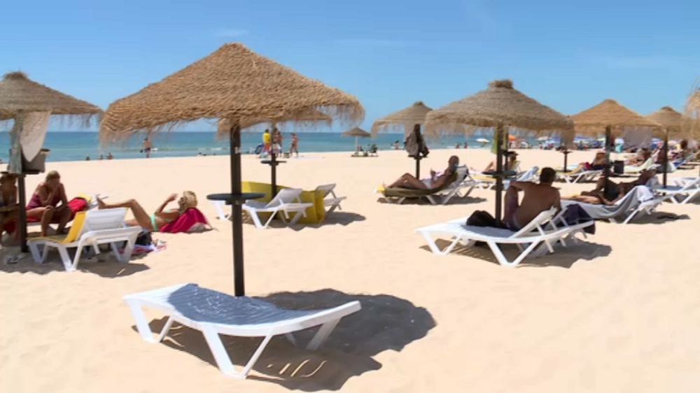 Polícia Marítima fiscaliza banhistas que colocam chapéus de sol em frente às concessões em Castro Marim 