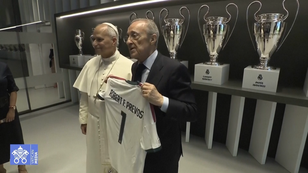 Papa Leão XIV recebe camisola do Real Madrid durante a visita ao Bernabéu