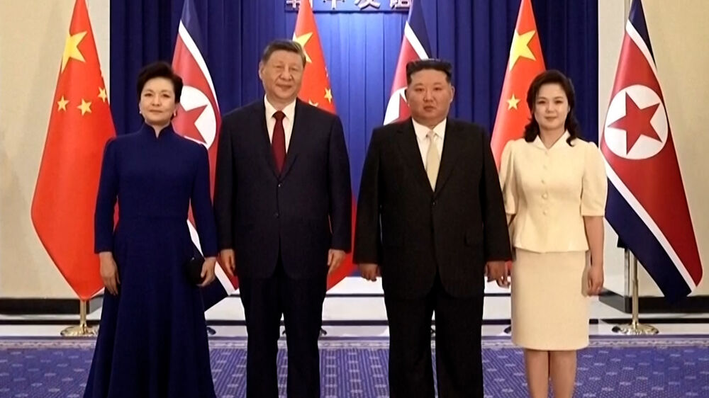 Kim Jong-un recebe Xi Jinping em Pyongyang com banquete e espetáculo  