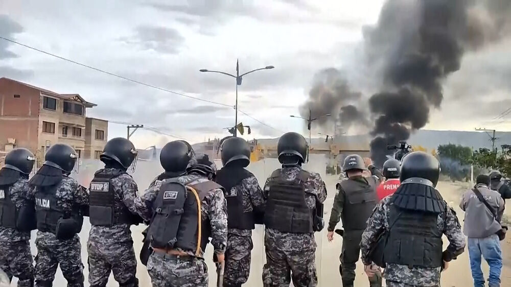 Confrontos na Bolívia após presidente assinar lei que facilita repressão de protestos   