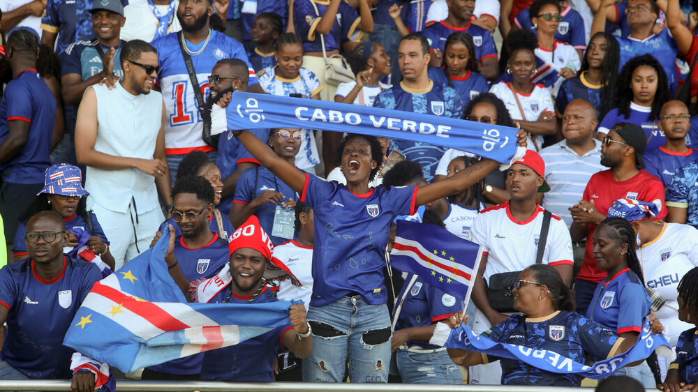 Adeptos da seleção de futebol de Cabo Verde festejam durante o jogo de qualificação para o Mundial2026