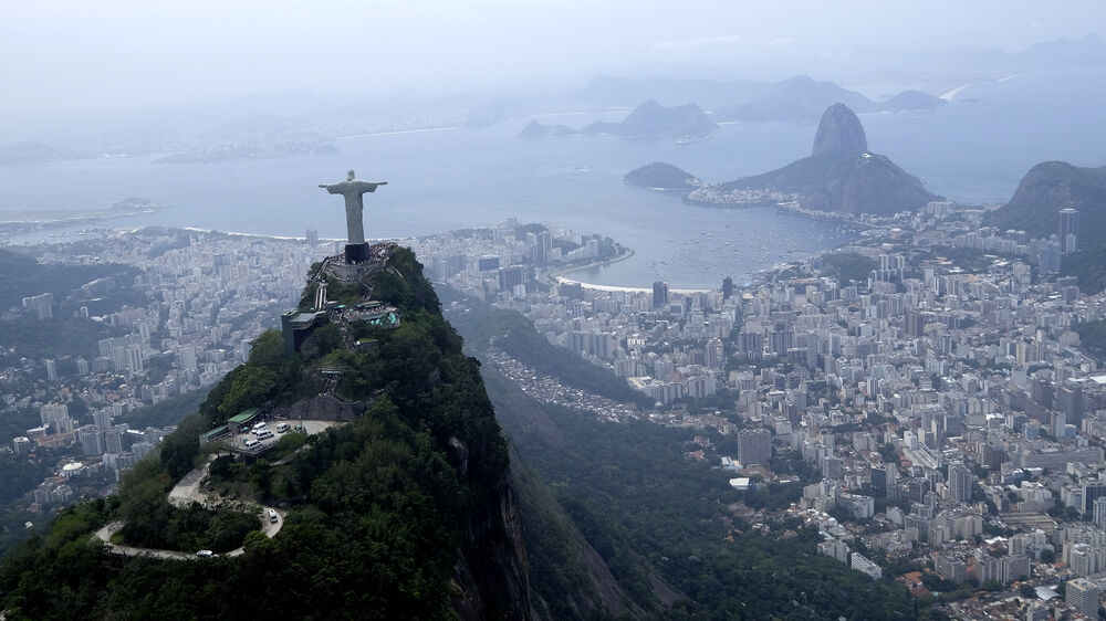 Choque de dois helicópteros no Rio de Janeiro faz pelo menos seis mortos