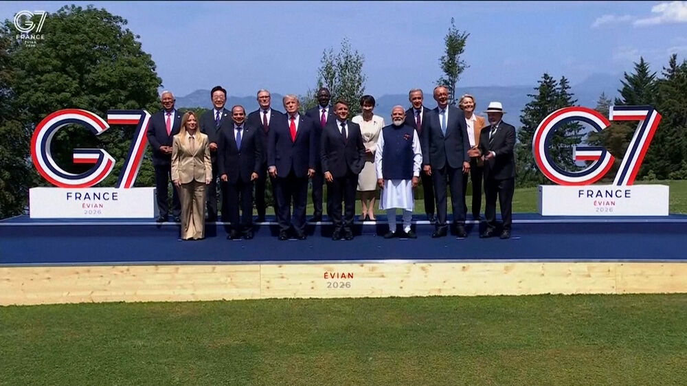 Sorrisos, apertos de mãos e palmadinhas nas costas: os momentos que antecederam a foto de família dos líderes do G7 