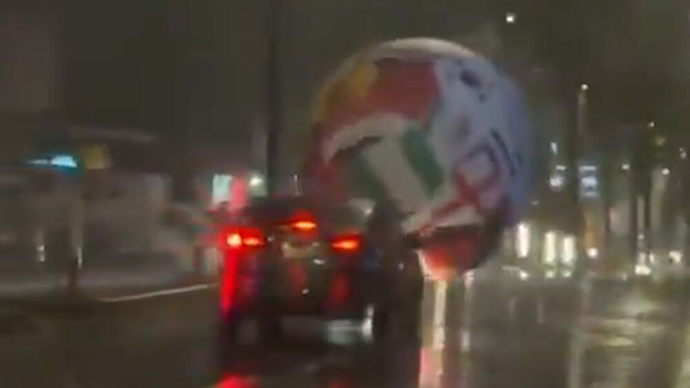 Bola gigante do Mundial solta-se durante tempestade e invade estrada em El Salvador 