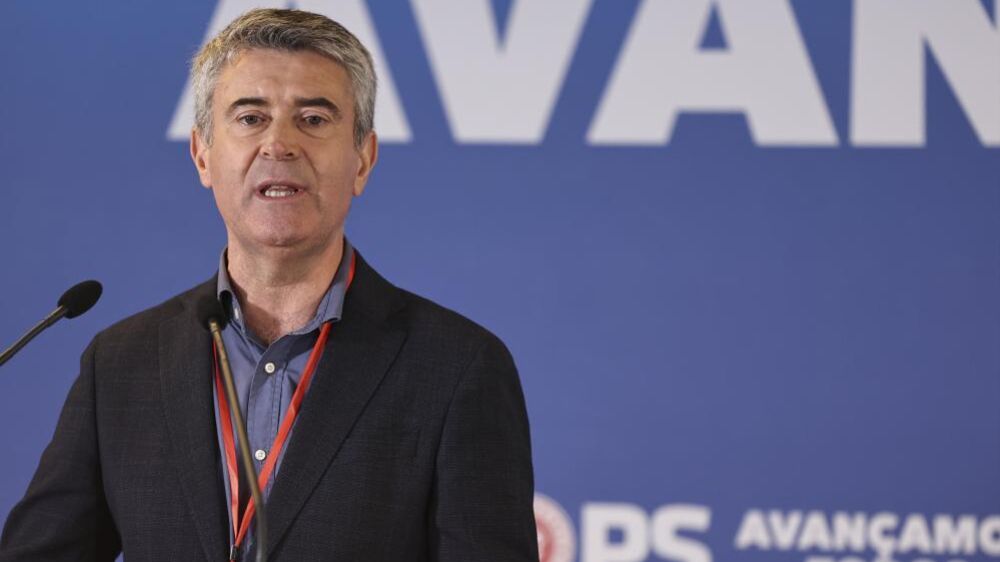 Carneiro reclama vitória do PS na reforma laboral e PSU e pede a Montenegro que “tire cabeça da areia”