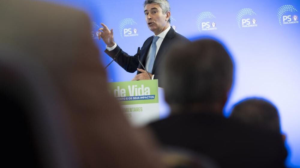 Carneiro diz que há casas prontas à espera “de um novo ciclo eleitoral” para serem entregues