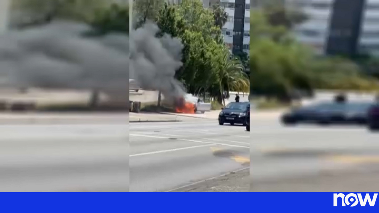Fire leaves vehicle partially destroyed in the centre of Coimbra