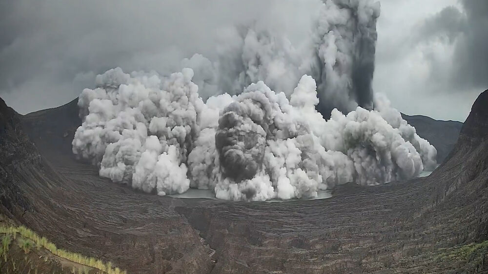 Imagens impressionantes mostram erupção do vulcão Taal nas Filipinas